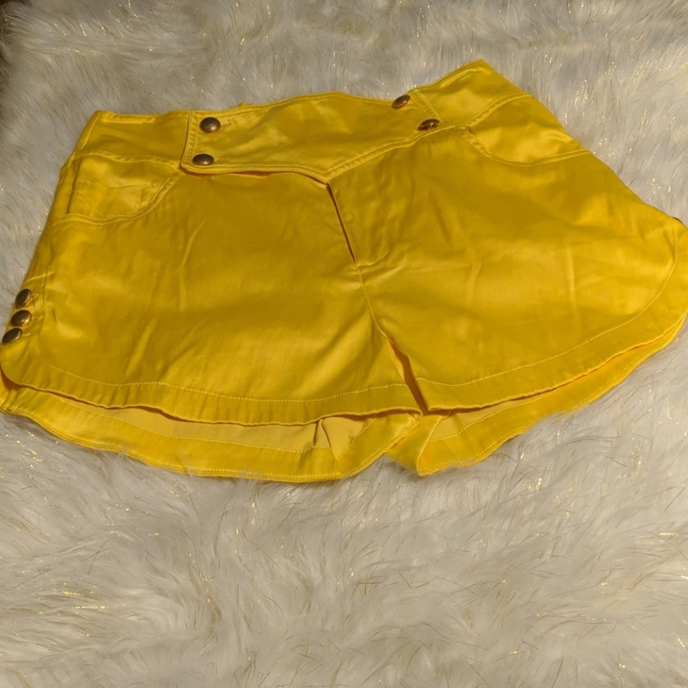 Ladies high-waisted shorts